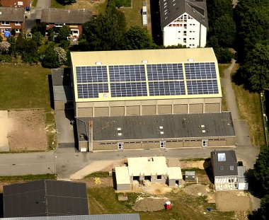 Solardach einer Turnhalle