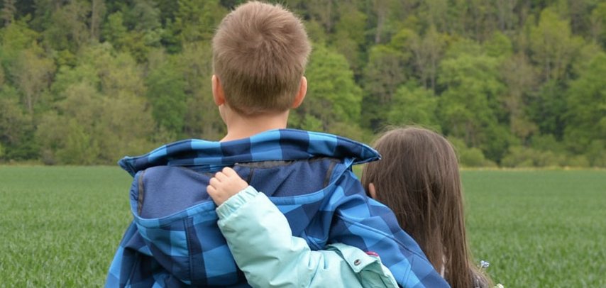Kinder auf Wiese