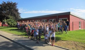 Erich-Kästner-Schule EKS Kinder vor Schule.jpg