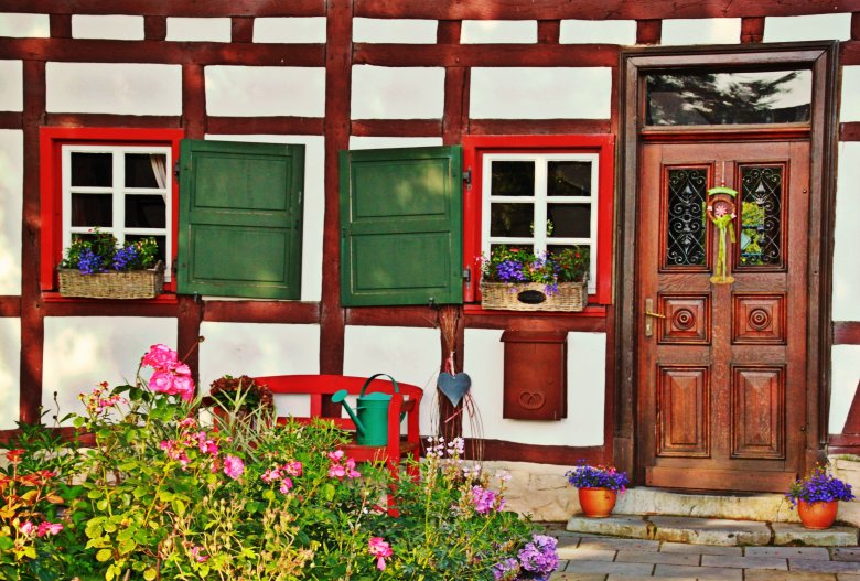 Grüner Vorgarten vor einem Fachwerkhaus
