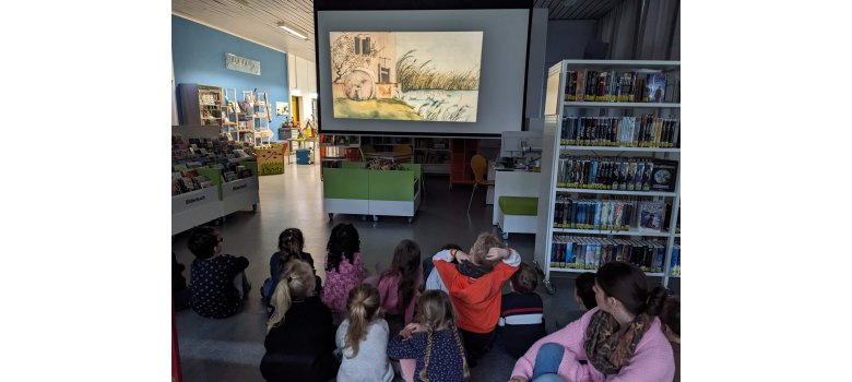 Kindergruppe sieht ein Bilderbuchkino